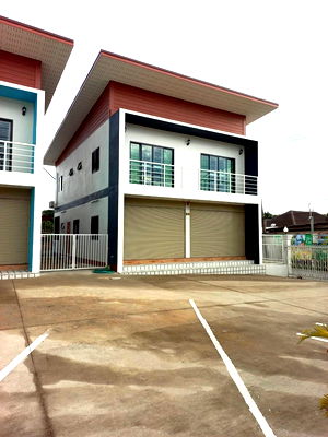 Shophouses for rent Payap University (Mae Khao Campus) :  Two-storey commercial building for rent with 3 bedrooms,4 toilets and 1 kitchen. 