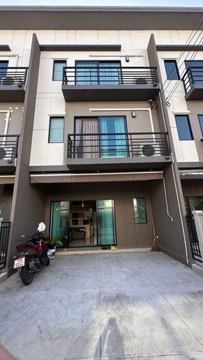 ให้ เช่า ทาวน์โฮม 3 ชั้น – บ้านกลางเมือง ศรีนครินทร์–อ่อนนุช ทำเลดี เดินทางสะดวก ใกล้รถไฟฟ้า