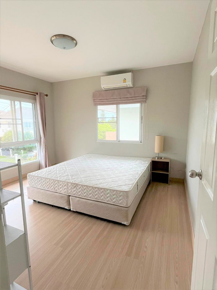 picture Two-story detached house for rent with 3 bedrooms and 3 bathrooms. - 10/20