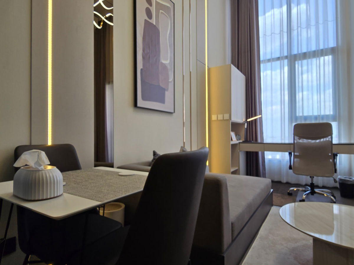 picture Park Origin Chula Samyan【𝐒𝐄𝐋𝐋 & 𝐑𝐄𝐍𝐓】🔥Warm, elegant tones, built-in wood furniture, and soft orange lighting.🔥 Contact Line ID: @hacondo - 6/11