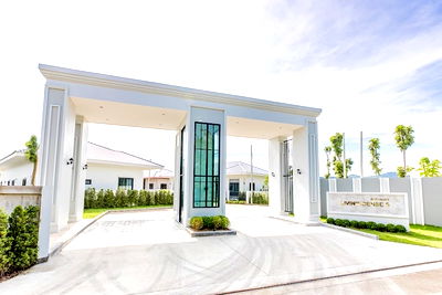 Houses for rent : Urgent for rent🔥 ✨Luxury house Living Sense 3 Ban Chang Rayong✨ ❄️ Area 35.5 sq m, 2 bedrooms, 2 bathrooms ❄️ Line @bzprOperty