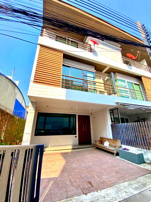 ทาวน์โฮม เขตบึงกุ่ม : ขายทาวน์โฮมหรู 3 ชั้น (หลังริม) โพธิ์แก้วเพลส ลาดพร้าว 101 – นวมินทร์ | หลังใหญ่ 32 ตร.วา | ทำเลปากซอย เดินทางสะดวก เหมาะทั้งอยู่อาศัยและทำโฮมออฟฟิศ