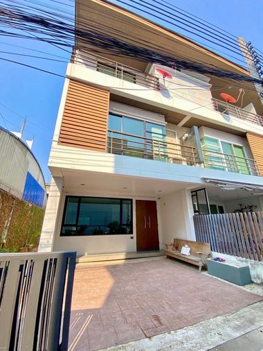 ขายทาวน์โฮม 3 ห้องนอน 200 ตร.ม. 32 ตร.ว. เขตบึงกุ่ม