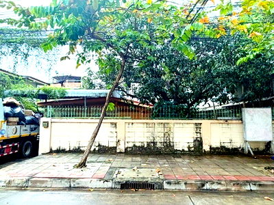 Houses for rent Naradhiwas Rajanagarindra Road : BTS Saint Louis. 750 m. 2-story detached house for rent 50 sq.wa. 200 sq.m. 49,999 B-M. St. Andrews