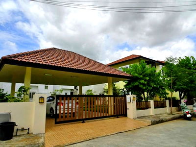 Houses for rent Montfort College Secondary Section : A house two storey for rent with 4 bedrooms,4 toilets and 1 kitchen.