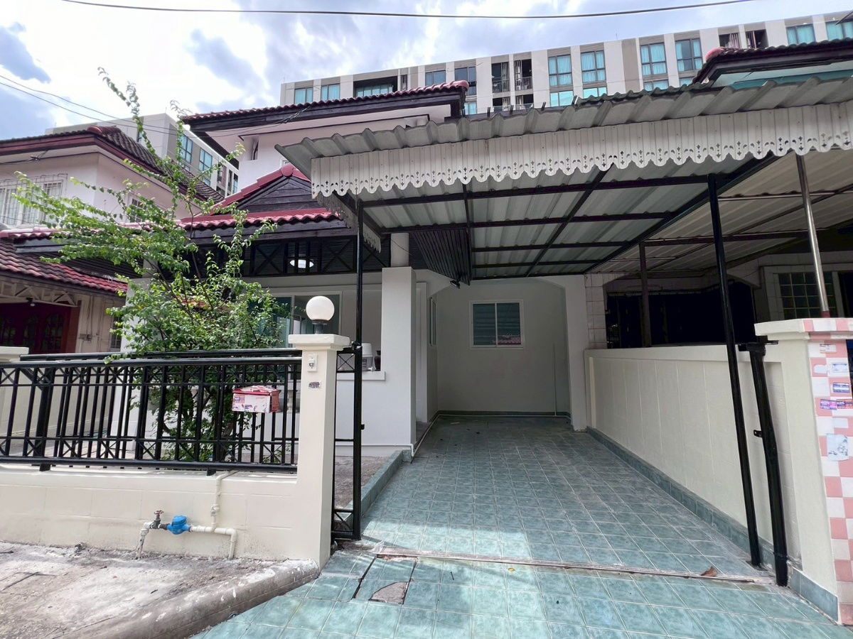 picture 2-Storey Semi-Detached House for Sale in Kanjapet 3 Village, Nawamin 74. Great location, close to the BTS/MRT, move-in ready - 3/15