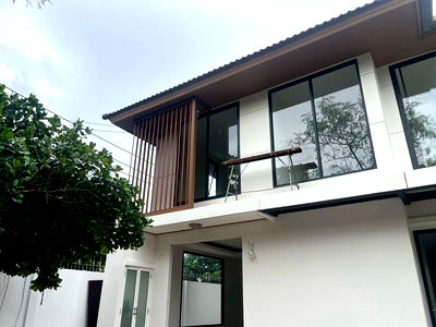 บ้านเดี่ยว เจ อเวนิว ทองหล่อ : 💙💛บ้านเดี่ยวหรู ทำเลทอง 📍ปรีดีพนมยงค์ 42  ✨Minimal Modern • 4 ห้องนอน • 5 ห้องน้ำ • 401 ตร.ม. • ที่ดิน 79 ตร.ว.