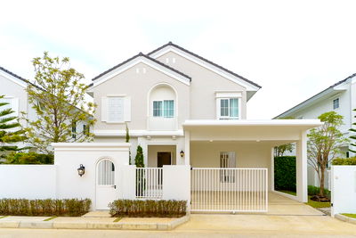 เช่าบ้านเดี่ยว บ.อินเตอร์เนชั่นแนล แลบบอราทอรีส์ : ให้ เช่าบ้านหรู ชัยพฤกษ์ บางนา กม.15 — 60 ตร.ว. 3 นอน 4 น้ำ ใกล้สนามบินสุวรรณภูมิ