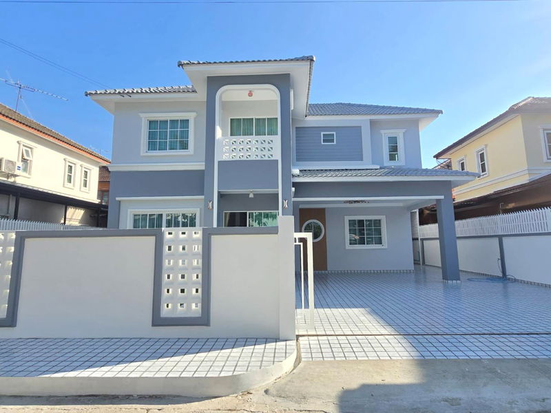 ขายบ้านเดี่ยว : บ้านเดี่ยวหลังใหญ่ เนื้อที่เยอะ ทำเลดี หมู่บ้าน เคซีพาร์ควิลล์ 3  ต้นโครงการ  ถนนหทัยราษฎร์ 34/1 ซ.2 ต้นซอย เดินเข้าออกได้ มีเฟอร์นิเจอร์