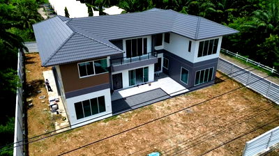 บ้านเดี่ยว ถนนลำลูกกา : บ้านเดี่ยว 249 ตารางวา พื้นที่ใช้สอย 434 ตารางเมตร  บ้านปลูกสร้างใหม่ ไม่เคยเข้าอยู่อาศัย 5 ห้องนอน 5 ห้องน้ำ และห้องน้ำแม่บ้านแยกเป็นสัดส่วน