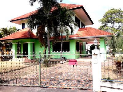 Houses for rent Montfort College Secondary Section : A house two storeys for rent with 3 bedrooms,2 toilets and 1 kitchen.