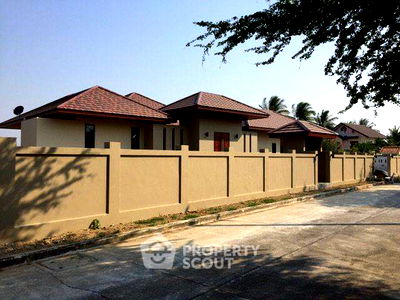 Houses for sale Pak Nam Pran, Prachuap Khiri Khan : 2-BR Villa in Pak Nam Pran (ID 2442714)