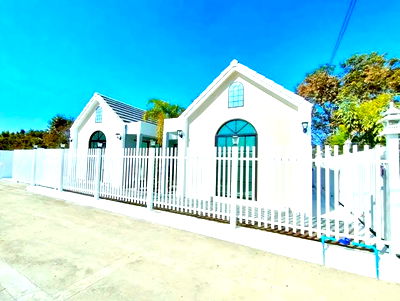 Houses for rent San Pa Tong Chiang Mai : Yuwa Subdistrict Municipality 1.8km. WatPhraChaoSongOng 500m. Single-story English cottage-style hou