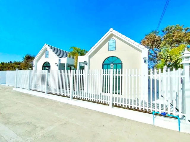 picture Yuwa Subdistrict Municipality 1.8km. WatPhraChaoSongOng 500m. Single-story English cottage-style hou - 1/8