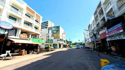Shophouses for rent Central Si Racha : Commercial building for rent, 4 floors, community area, in the Golden City Sriracha project.