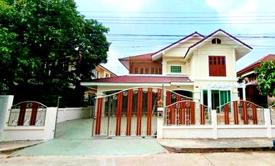 บ้านเดี่ยว นิคมบางชัน : บ้านเดี่ยว ถนนร่มเกล้า ใกล้มีนบุรี ใกล้ไทวัสดุมีนบุรี ใกล้รถไฟฟ้า หมู่บ้าน รุ่งนภา 4 ซ.ร่มเกล้า 13 นัดหมายชมบ้าน 085-318-6868