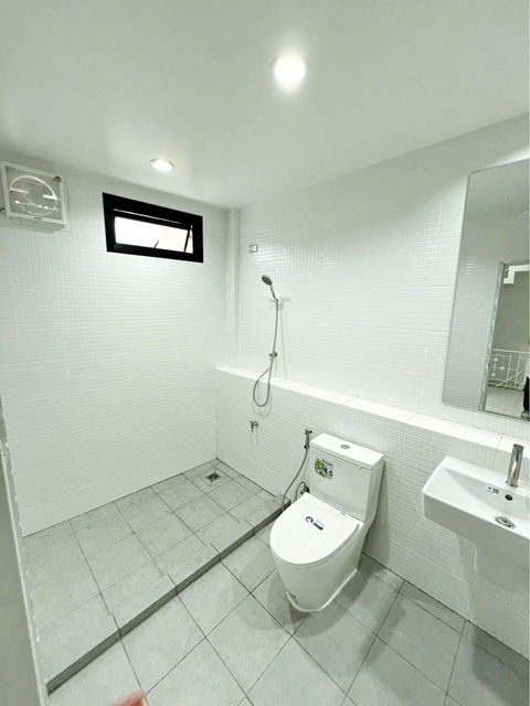 รูป ตลาดอินดี้ 900 ม. ให้เช่าอาคารพาณิชย์ 3 ชั้น 2 คูหา ใหม่ทั้งหลัง ตีทะลุ 445ตร.ม. ถ.สุขสวัสดิ์ ราษฎร์บูรณะ - รูปที่ 7/8