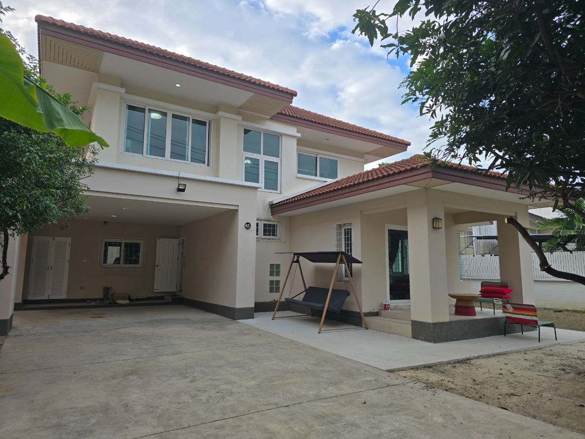 picture Renovated, furnished detached house in Sukhumvit 63-65-71, 10 minutes drive from St. Andrew Sukhumvit - 1/36