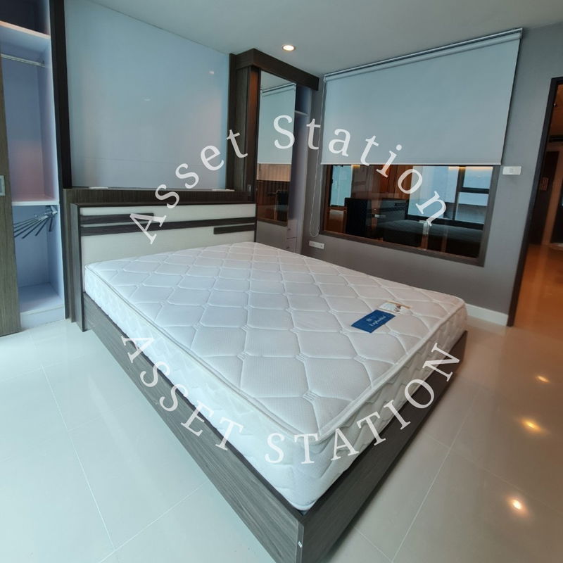 Condos for sale : Luxury condo Sukhumvit Living Town in the heart of the city, near MRT Phetchaburi