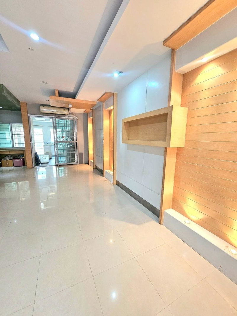 Houses for sale : House for Sale at Klang Muang Swiss Town Kaset–Nawamin — Prime Location in the Heart of the City