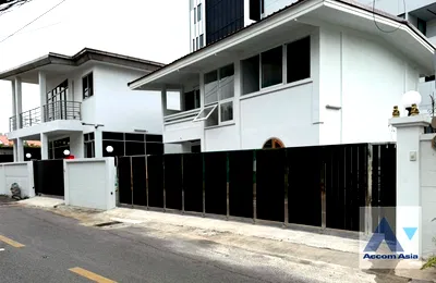 เช่าบ้านเดี่ยว เขตวัฒนา : 🔼🔽 AccomA 📩 Pet friendly,Home Office 3 BR House in Khlong Tan Nuea (AA26473)