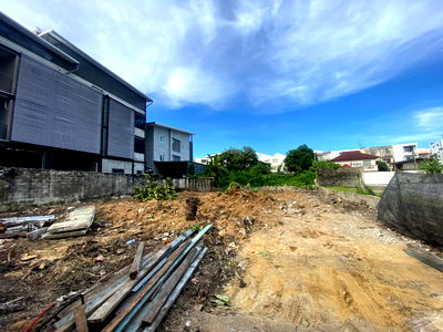 Land for sale BTS Ekkamai :  Land for Sale with House Design 50 sq.wah - Sukhumvit 71