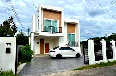 Houses for rent Suandok Park : Newly built Muji-style house/home office for rent in the heart of Chiang Mai City.