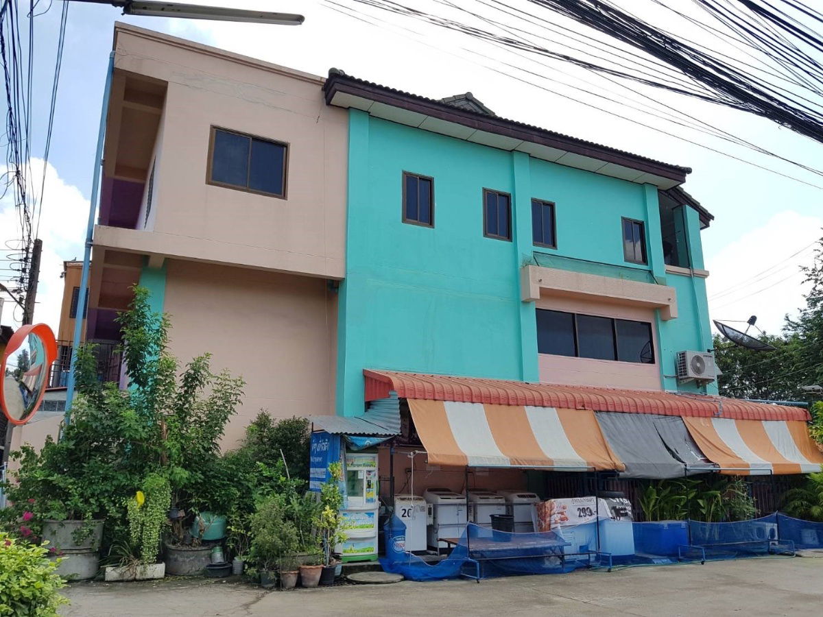 picture 2-storey house with land, next to Robinson and high-speed train. - 3/8