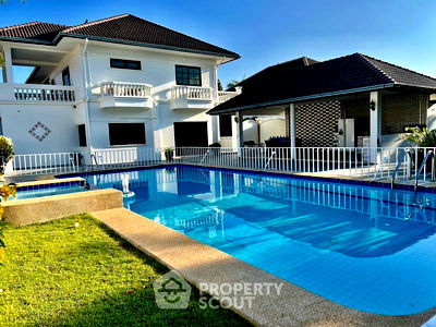 Houses for sale : 4-BR Villa close to Hua Hin City (ID 1520477)