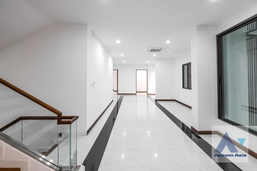 picture 🔼🔽 AccomA 📩  Minimal Modern Home in Black & White Tone (AA35535) - 13/20