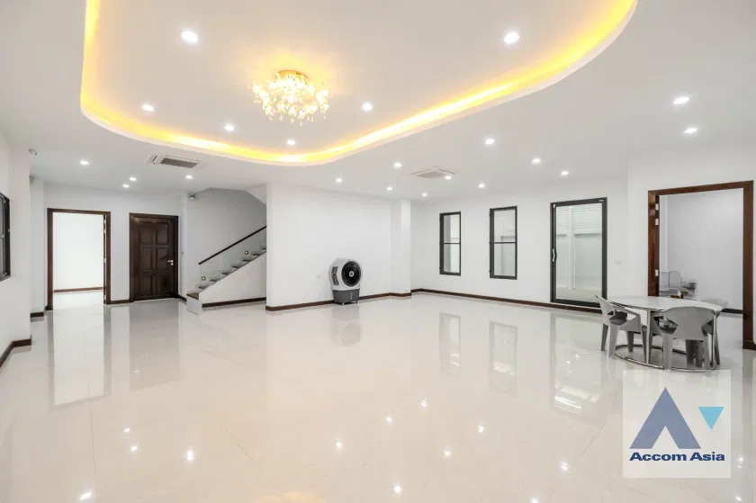 picture 🔼🔽 AccomA 📩  Minimal Modern Home in Black & White Tone (AA35535) - 2/20