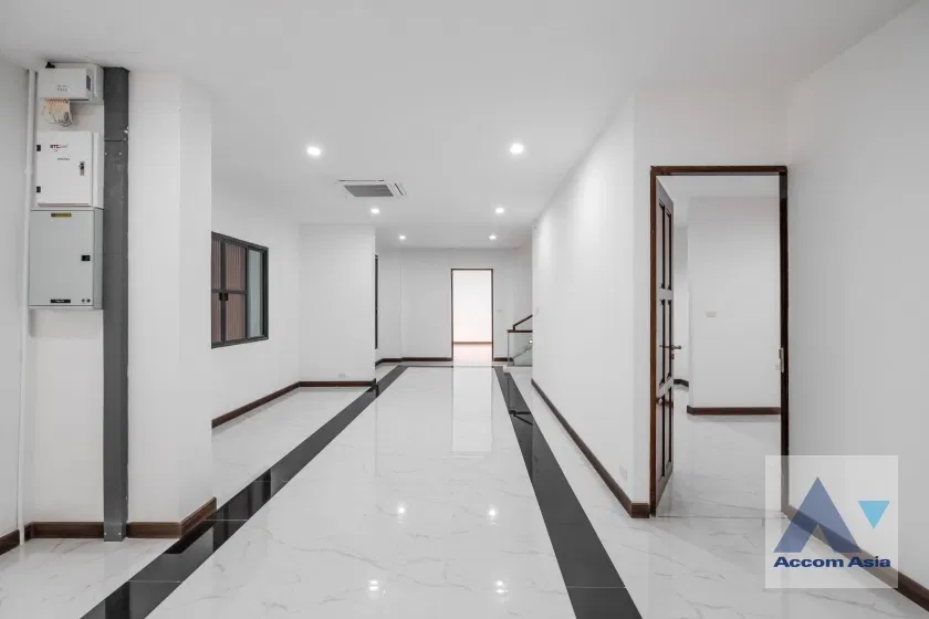 picture 🔼🔽 AccomA 📩  Minimal Modern Home in Black & White Tone (AA35535) - 14/20