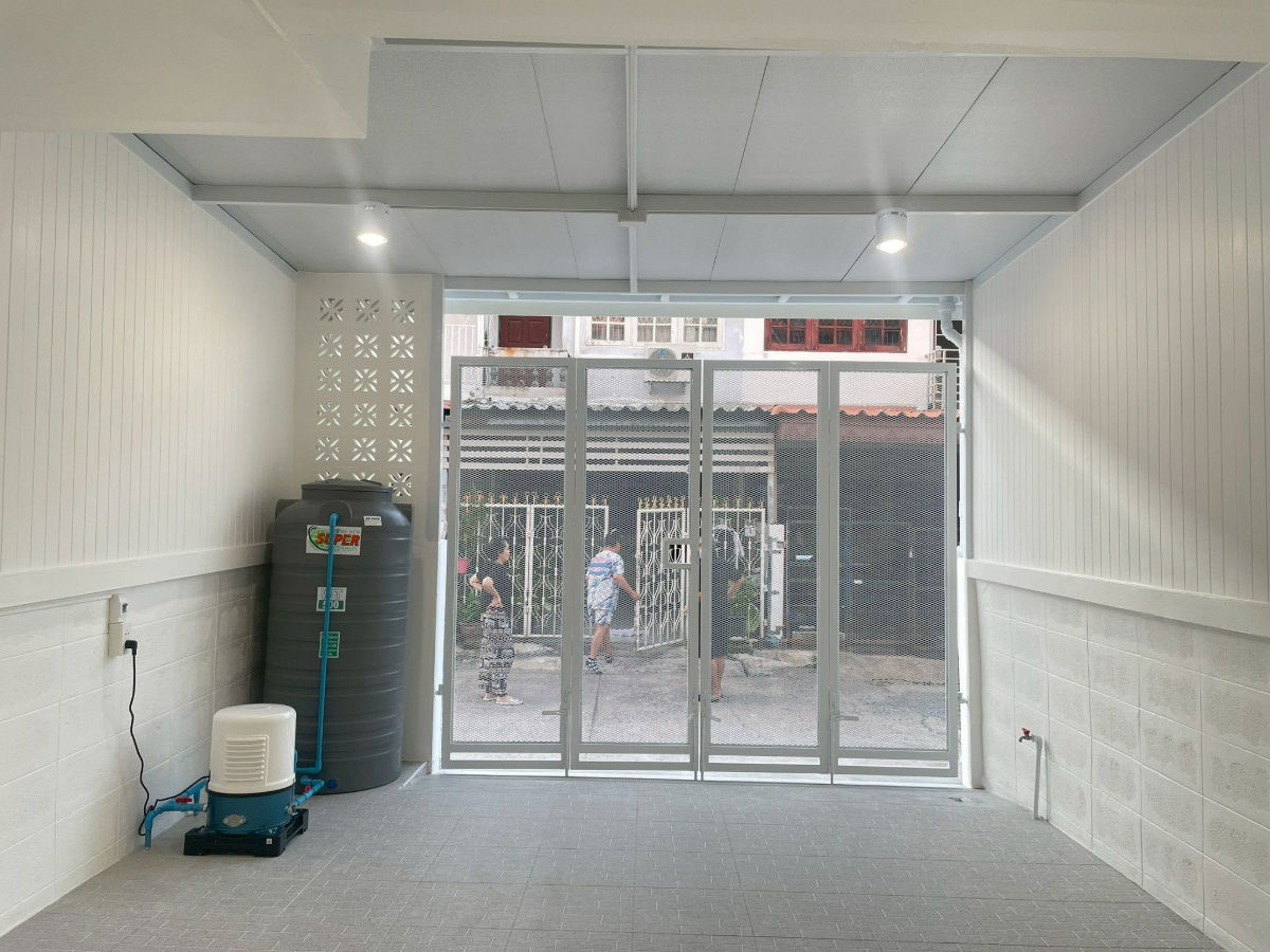 รูป ขายทาวน์เฮ้าส์ 2 ชั้น ทำเลสนามบินน้ำ ซอยนนทบุรี 46 เนื้อที่ 17 ตารางวา 3 ห้องนอน 2 ห้องน้ำ - รูปที่ 17/18