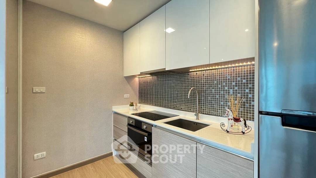 รูป คอนโด 2-ห้องนอน ที่ เดอะ รูม สุขุมวิท 21 ใกล้ MRT สุขุมวิท (ID 2431663) - รูปที่ 3/4