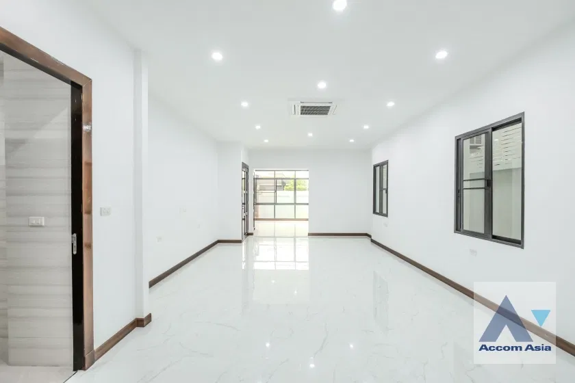 picture 🔼🔽 AccomA 📩  Minimal Modern Home in Black & White Tone (AA35535) - 9/20