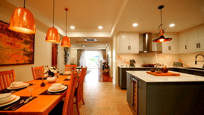 ขายคอนโด : 🛏️ 3 ห้องนอน - 🛁 4 ห้องน้ำ - 🏙️ Garden View - 🇹🇭 ชื่อบริษัท - 🏢 Grand Condotel Pattaya - รหัส: GCJ04