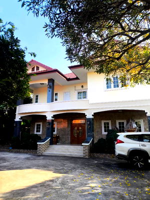 บ้านเดี่ยว ชลบุรี : ขายบ้านเดี่ยวหลังใหญ่ตำบลแสนสุขอำเภอเมืองชลบุรี ตรงข้ามตลาดหนองมน สุขุมวิทซอย 5