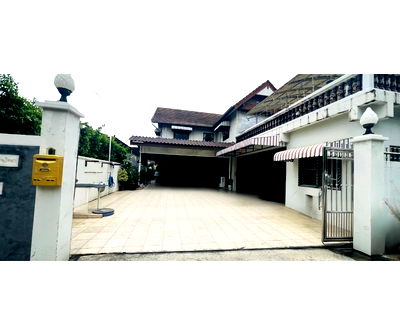 Houses for sale Metropolitan Waterworks Authority Bang Khen Office : A large house in Soi Ngamwongwan 47, situated on a 100-square-wah plot, featuring 6 bedrooms, 3 bathrooms, and full built-in furnishings throughout