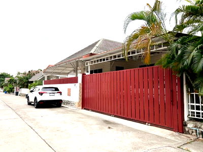 Houses for sale Lieb Tang Rodfai : 3-BR House close to East Pattaya (ID 1650315)