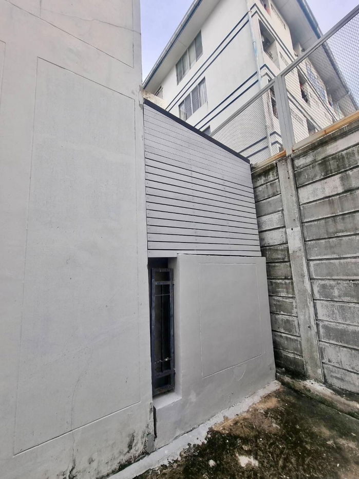 picture For Sale: Corner 3-Storey Townhome at Baan Klang Muang Ladprao 101 | Fully Built-in | Extended Front & Back | Move-in Ready - 10/16