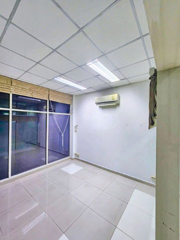 รูป จอดรถได้8-10คัน MRTศรีนครินทร์ 38 1.8กม. 4ปีมีครั้ง สุขุมวิท77 อ่อนนุช 68-74 ให้เช่าโกดัง 550ตร.ม. ออฟฟิศ200ตรม. รวม 750 ตรม. พัฒนาการ - รูปที่ 6/8