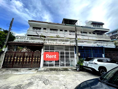 Townhouses for rent Ratchadaphisek : 💛 For rent 4-storey townhouse, 7 bedrooms, 2 parking spaces, 5-minute walk to MRT Sutthisan.
