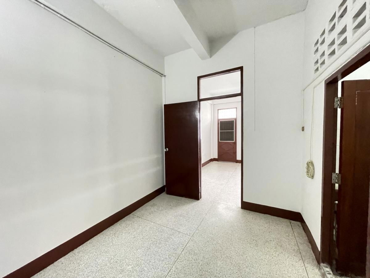 picture 💛 For rent 4-storey townhouse, 7 bedrooms, 2 parking spaces, 5-minute walk to MRT Sutthisan. - 6/7