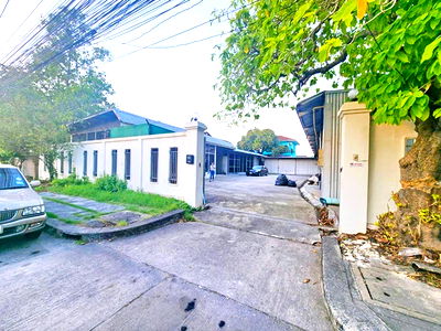 Factory for rent Bangkok : parking for 8-10 cars prime location near MRT Srinakarin 38 1.8km. The best price in 4 years Pattan