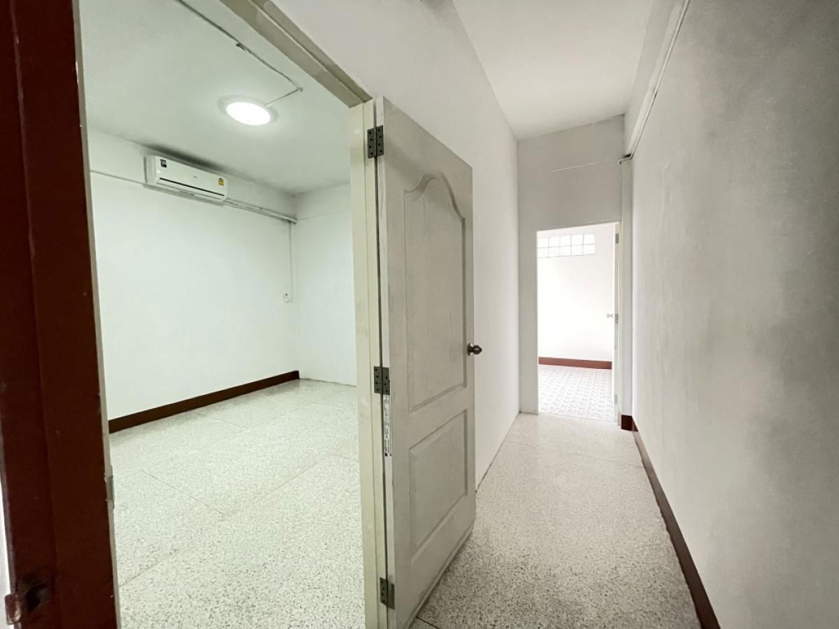 picture 💛 For rent 4-storey townhouse, 7 bedrooms, 2 parking spaces, 5-minute walk to MRT Sutthisan. - 3/7