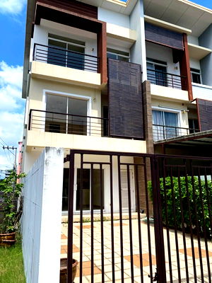 Townhouses for rent MRT Lat Phrao 83  : *For Rent Unfurnished house* 3-storey Townhome corner unit, Boonnada Village Soi Pradit Manutham, with 3 bedrooms 4 bathrooms
