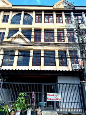 Home office for sale Bangkok : Townhome in the heart of city 0nly 900 metres from Ratchada Road 