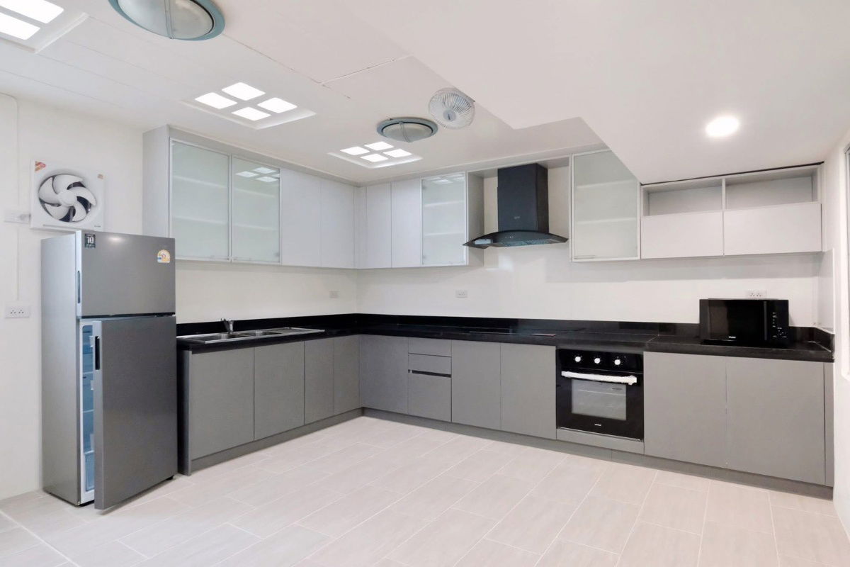 รูป 🏠✨ ให้เช่าทาวน์เฮ้าส์ 3 ชั้น ลาซาล 32 (หมู่บ้านแฮปปี้แลนด์วิวล์) 5 ห้องนอน 5 ห้องน้ำ บ้านใหญ่ พื้นที่ใช้สอยเยอะ - รูปที่ 5/20