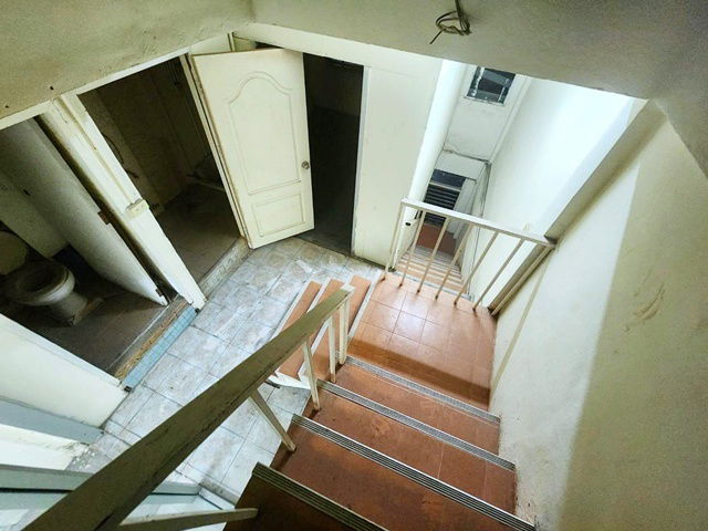 รูป MRTลาดพร้าว101 300ม.ม.รัตนบัณฑิต 1.2 กม. 15น้ำ 15นอน3-4จอดรถ เช่าอาคาร 5ชั้น หัวมุม 2คูหา 42ตร.วา. 642ตร.ม. เดอะมอลล์ บางกะปิ 1.5 กม. - รูปที่ 6/8