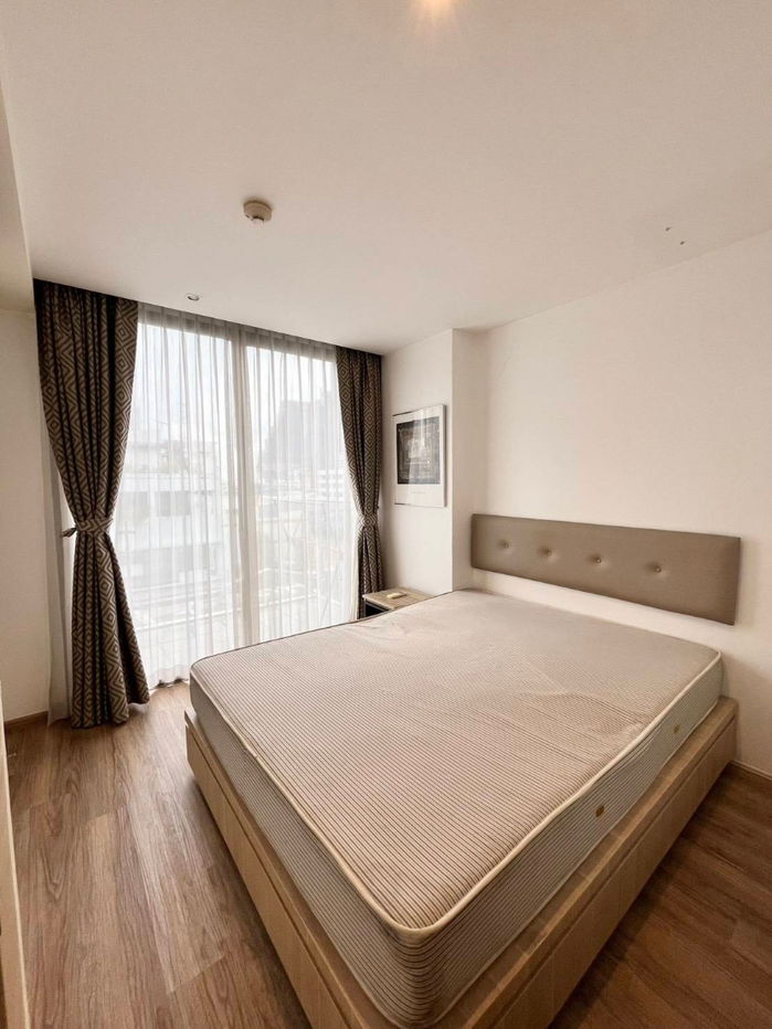 รูป ห้องมุม  KLASS Silom Low-rise Luxury Condo50 sq.m. (8th floor, corner unit) 1 Bedroom / 1 BathroomFully furnished & ready to move in - รูปที่ 2/10